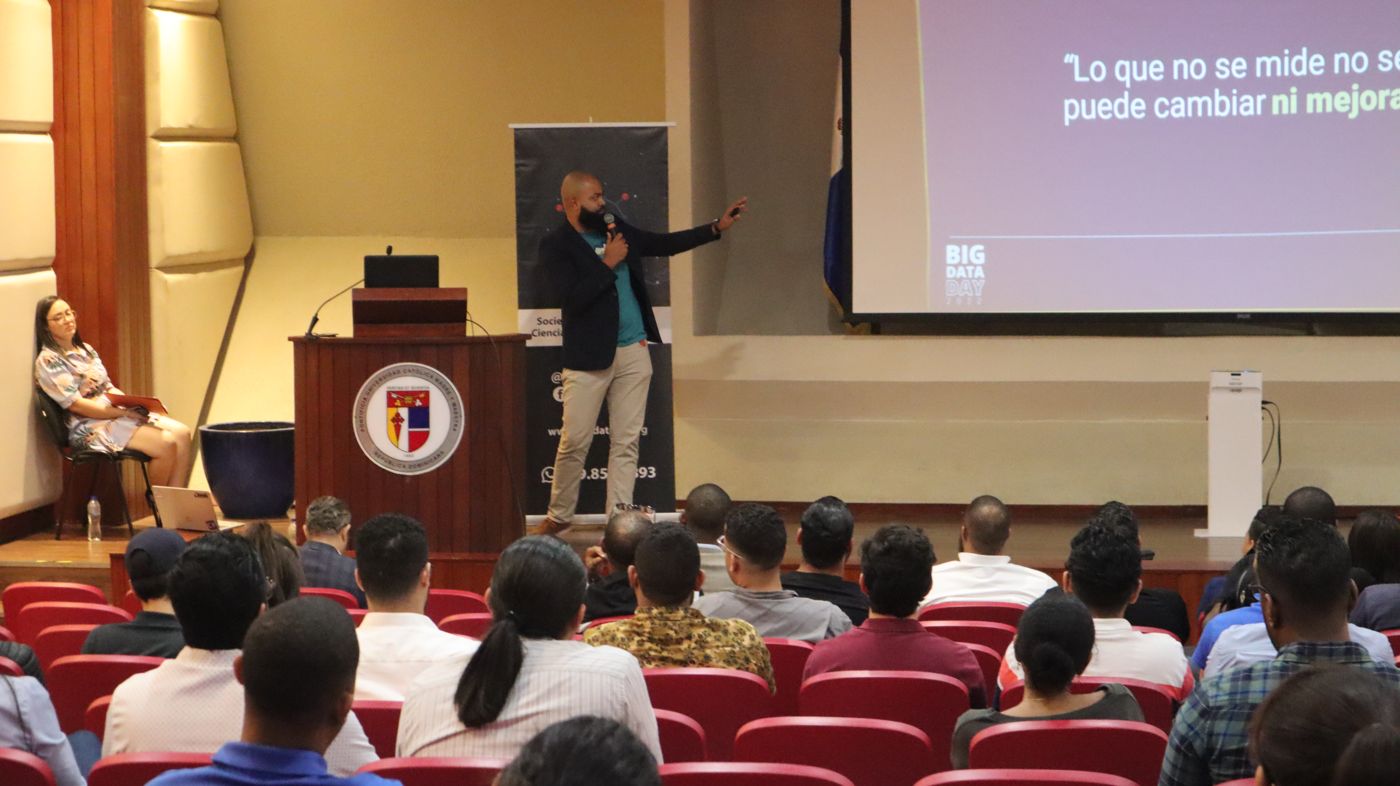 Sandy presentando en Big Data Day frente al auditorio