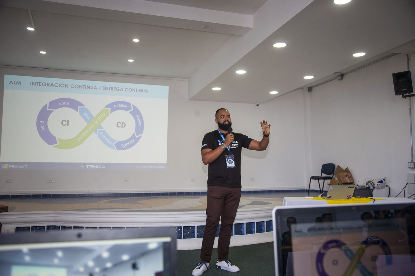 Sandy presentando en el Encuentro de Profesionales en Datos, Medellín